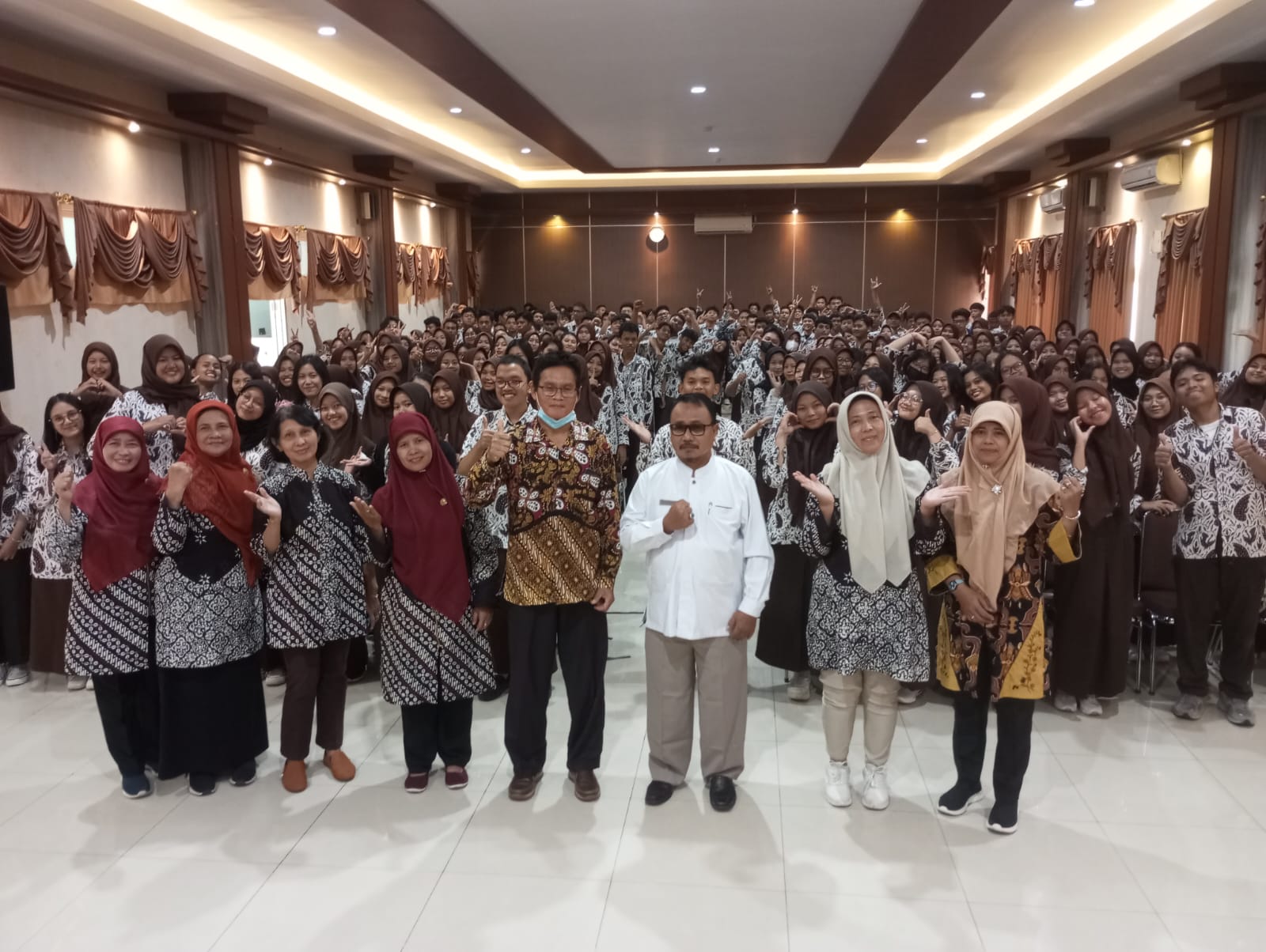 Sewon 1 Public High School Visits Undip Law Faculty in the “Study Campus” Activity.